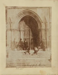 En gruppe menn ved den sørlige inngangen til York Minster.